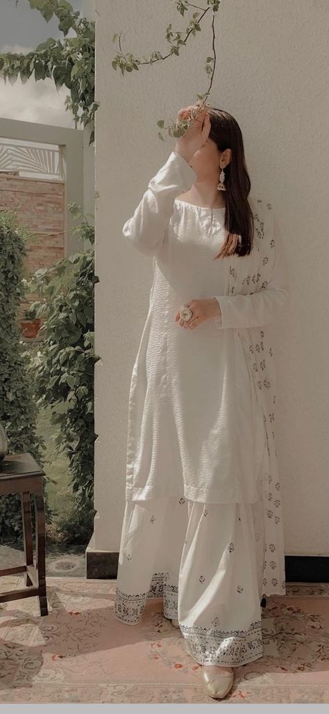 new trending Pakistani beautiful dresses for girls it's amazing collection 2024 Desi Dress, Outfits For Fall, Pakistani Dresses Casual, Pakistani Fancy Dresses, Beautiful Pakistani Dresses, Salwar Kamiz, Indian Dresses Traditional, Simple Pakistani Dresses, Party Wear Indian Dresses