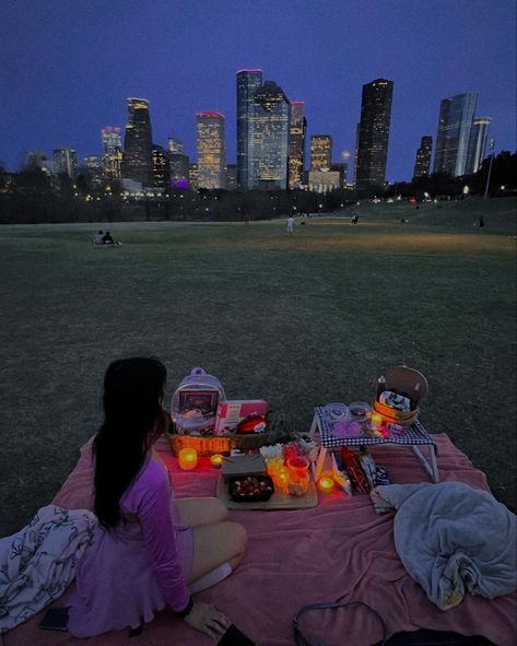 Game Ideas For Picnic, Cute Date Ideas Outdoors, Coquette Date Ideas, Spring Date Aesthetic, Date Locations Aesthetic, Picnic Dates Aesthetic, Cute Aesthetic Dates, Double Date Picnic, Besties Date Ideas