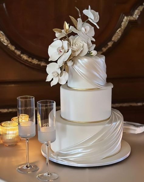 Sleek Wedding Cake, Modern Romantic Wedding Cake, Wedding Cake Garden Theme, Modern Wedding Cake Unique, Elegant Modern Wedding Cake, White Birthday Cake Ideas, Publix Wedding Cake, Wedding Cake Table Ideas, Wedding Cake Modern