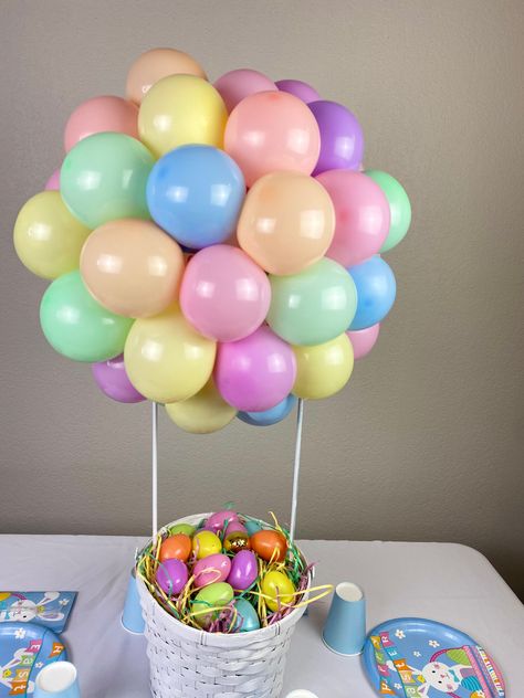 Easter themed centerpiece Hot Air Balloon Easter Basket, Baby Shower Easter Theme, Easter Balloons Ideas, Easter Balloon Bouquet, Easter Balloon Ideas, Make A Hot Air Balloon, Easter Balloon Decor, Flower Balloons Diy, Air Balloon Centerpiece