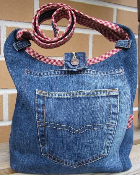 Satte saxen i ett par gamla jeans      Och slutresultatet blev en axelväska, framifrån ser den ut såhär........         .............och ba... Jeans Makeover, Återvinna Jeans, Blue Jean Quilts, Blue Jean Purses, Recycled Jeans Bag, Sac Tote Bag, Denim Bag Diy, Denim Bag Patterns, Jean Purses