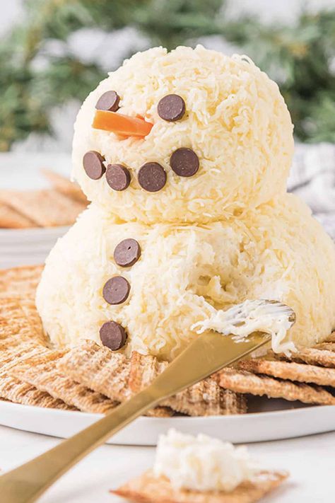 This easy, festive, and super adorable Snowman Cheese Ball is the perfect appetizer made with two different kinds of cheese for the body and fun add-ons for the face! It’s a simple, cost-effective way to delight your friends and family during the holiday season! | www.persnicketyplates.com Ball Appetizers, Snowman Cheese Ball, Christmas Cheese Ball, Homemade Snowman, Holiday Appetizers Christmas, Cheese Ball Recipes Easy, Christmas Appetizers Easy, Christmas Appetizer, Holiday Cheese