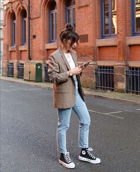 Business Casual Outfit 2023, Nike Sneakers Work Outfit, Converse Autumn Outfit, Uk Spring Outfits 2023, Business Casual Converse, Business Casual Spring 2023, Chic Converse Outfit, Wednesday Outfit Work Casual, Convers Outfit Woman