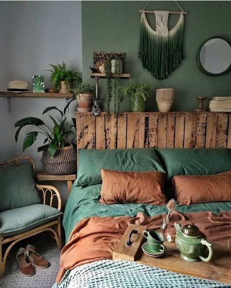 Forest green & Terracotta. Beautiful Match!!! follow me on my blog. https://blog.pianetadonna.it/anomaj/io-resto-a-casa/ Ph. Ig. Sixat21 Bohemian Bedrooms, Green Bedroom Decor, Brown Bedroom, Bohemian Bedroom Decor, Bedroom Decor Design, Redecorate Bedroom, Green Rooms, Bedroom Green, Room Inspiration Bedroom