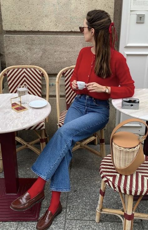 Sezane Lookbook, Casual Chique Stijl, Red Knit Cardigan, Chique Outfit, Red Trousers, Pop Of Red, Winter Mode, Red Cardigan, Cardigan Outfits