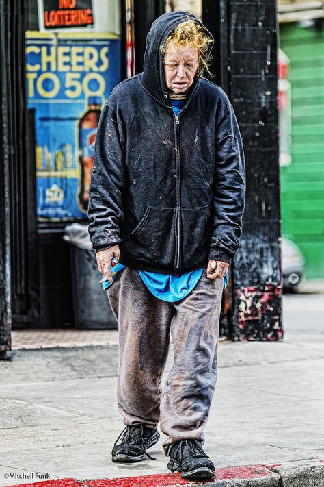 Homeless Clothes Aesthetic, Homeless Looking Outfit, Homeless People Photography, Homeless Outfit, Homeless Clothes, Homeless Fashion, Homeless Aesthetic, Homeless Style, Homeless Woman