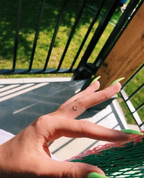 Fun Finger Tattoos, Stick Poke, Cute Finger Tattoos, Tato Jari, Small Finger Tattoos, Finger Tattoo For Women, Bff Tattoos, Cute Tiny Tattoos, Poke Tattoo