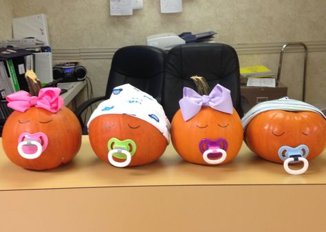 Baby pumpkins for the nursery Obgyn Pumpkin Decorating, Baby Reveal Ideas, Pumpkin Theme Baby Shower, Lil Pumpkin Baby Shower, Graduation Centerpieces, Infant Art, Pumpkin Decorating Contest, Baby Pumpkin, Pumpkin Contest