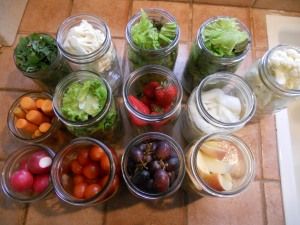 Mason Jars, the Key to Fresh Veggies from My Life as Robin's Wife.  Seal in the freshness!  #mason jars #fresh Veggie Prep And Storage, Produce Prep, Keep Produce Fresh, Storing Produce, Mason Jar Storage, Storing Vegetables, Storing Fruit, Mason Jar Salad, Vegetable Storage