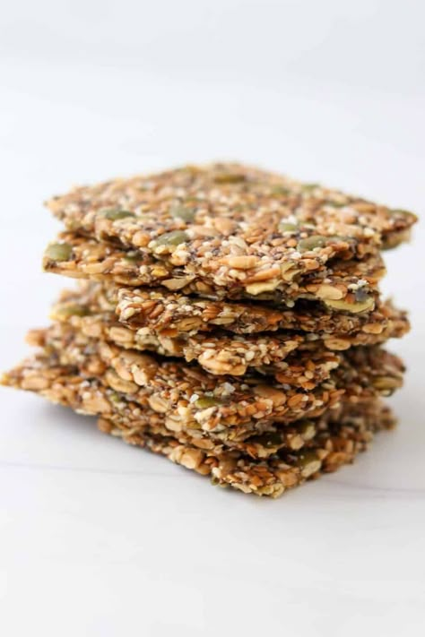 An ultra-crisp, gluten-free cracker made from seeds and cornstarch. Norwegian Crispbread, Seed Crackers Recipe, Glutenfri Baking, بذور الشيا, Seed Crackers, Crisp Bread, Low Carb Crackers, Gluten Free Crackers, Homemade Crackers