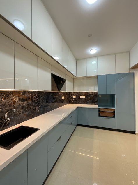 Kitchen with quartz counter, dark backslash, acrylic kitchen Acrylic Modular Kitchen Design, L Shaped Kitchen Interior, Small Kitchen Cupboards, Kitchen With Seating, L Shape Kitchen Layout, L Shape Kitchen, Modern Kitchen Cupboards, L Shaped Kitchen Designs, Kitchen Wardrobe Design