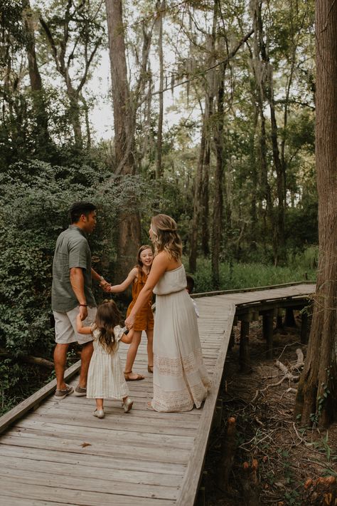 Family Pictures With Pine Trees, Forest Family Photoshoot Summer, Moody Fall Family Photoshoot, Family Pictures In The Woods, Family Photoshoot In The Woods, Family Photos In Forest, Forest Family Photoshoot Outfits, Family Photoshoot Woods, Family Woods Photoshoot