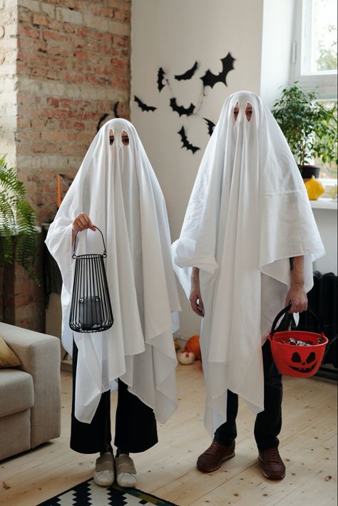 Cute couple posing as creepy happy ghosts for Halloween spooky season wearing white sheets or blankets with holes for eyes Easy Ghost Costume, Original Costume Ideas, Neighborhood Halloween, Costumes Faciles, Black And White Costume, White Halloween Costumes, Halloween Parejas, Halloween Costumes To Make, Skeleton Halloween Costume