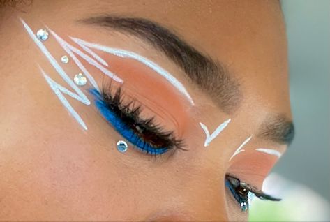 Ashoka Makeup Ideas, Ahsoka Eye Makeup, Star Wars Inspired Makeup Eye, Starwars Makeup Ideas Simple, Ahsoka Tano Inspired Makeup, Starwars Makeup Looks, Ahsoka Face Markings, Star Wars Themed Makeup, Star Wars Eyeliner