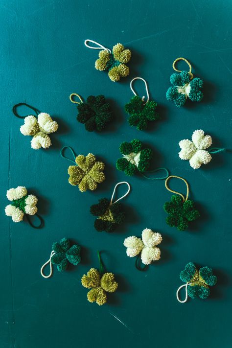 DIY Shamrock Pom-Pom hack! - The House That Lars Built Spring Ornaments Diy, Pom Pom Making, Yarn Pom Pom Crafts, Pompom Cactus, Easter Pom Pom Crafts, Pom Pom Ideas, Pompom Ideas, Pom Pom Patterns, Pom Pom Art