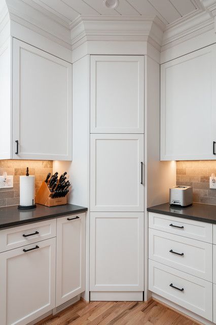 Modern Shaker Kitchen - Modern - Atlanta - by Innovative Construction Inc. | Houzz Corner Kitchen Layout, Desain Pantry Dapur, Modern Shaker Kitchen, Model Dapur, Kitchen Cabinet Layout, Interior Dapur, Corner Kitchen Cabinet, Desain Pantry, Corner Pantry