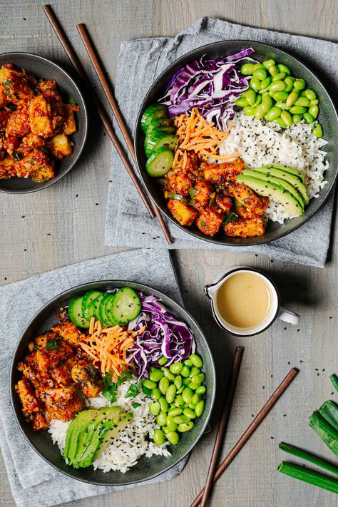 Tofu Breakfast Bowl, How To Make A Poke Bowl, Poke Bowls Ideas, Gyoza Bowl, Vegetarian Poke Bowl, Poke Bowl Ideas, Poke Bowl Aesthetic, Tofu Poke Bowl, Tofu Poke