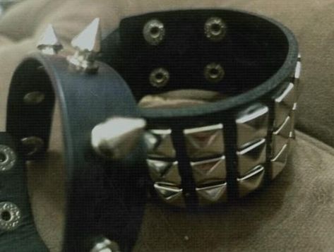 spukespike bracelet Ezra Core, Pyramid Bracelet, Kill Star, Spike Bracelet, Scene Emo, Emo Scene, Jewelry Inspo