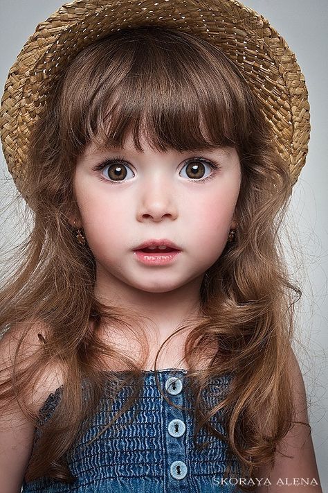 Jolie Photo, 인물 사진, Beautiful Eyes, Children Photography, Beautiful Dolls, Straw Hat, Beautiful People, Long Hair, Kids Fashion