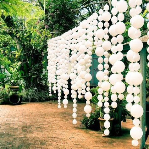 Hula Hoop Chandelier, Theatre Decorations, Island Party, Diy Balloon Decorations, Parade Float, Balloon Backdrop, White Balloons, Balloon Diy, Wedding Balloons