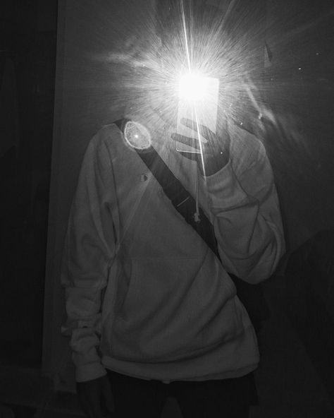 Ruang Studio Musik, Blurry Boy Pics, Mirror Selfie Boy No Face Aesthetic, Boy Pics, Boy Blurred Pic, Self Pictures, Blurry Pictures, Cool Boy Image, Black And White Art Drawing