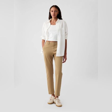 Gap Downtown Khaki Ankle Pant Bundle - Slim, Mid Rise Fit That’ll Take You From Work To Weekend. - Soft Stretch Cotton Khaki Pants In Slim Fit. - Concealed Closure, Zip Fly. - Front Slant Pockets. - Back Welt Pockets. Colors Tan, Black, Olive Size 4 Euc Washed But Never Worn. No Flaws! Non-Smoking Home Women’s Khaki Pants, Corporate Girlie, White Tshirt Outfit, Brown Pants Outfit, Khakis Outfit, Basic White Tee, Mama Style, Army Jacket, Brown Outfit