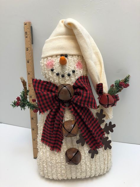 Small Snowman Carrot Noses DIY Bell Ornaments Diy, Snowman Hat Diy, Primitive Snowmen Patterns, Diy Quilted Christmas Ornaments, Prim Snowman, Handmade Christmas Presents, Chenille Crafts, Winter Wreath Diy, Small Snowman