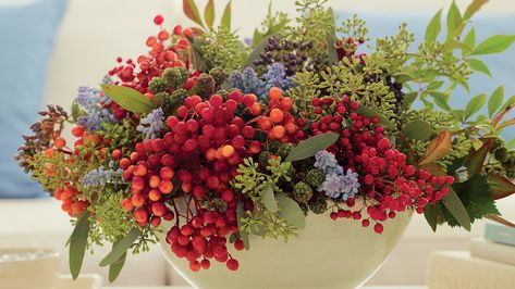 Colorful bouquet Xmas Centerpieces, Grape Hyacinth, Holiday Berries, Earthy Decor, Winter Arrangements, Winter Berries, Diy Arrangements, Winter Table, Seeded Eucalyptus