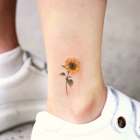 Small Sunflower Tattoo, Henne Tattoo, Small Sunflower, Inspiration Tattoos, Small Meaningful Tattoos, Gorgeous Tattoos, Sunflower Tattoos, Butterfly Tattoos, Sunflower Tattoo Design