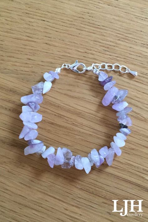 Handmade Amethyst Agate Gemstone Chip Bracelet Jewelry Handmade Ideas, Indie Bracelets, Gemstone Chips Bracelet, Diy Wire Jewelry Rings, Handmade Crystal Necklace, Chip Bracelet, Beads Craft Jewelry, Chain Making, Diy Gemstone