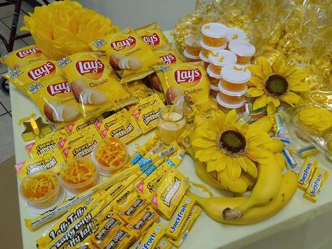 Colour Board Party Food, Yellow Color Basket Party, Yellow Themed Food Board, Yellow Party Food Snacks, Colour Platter Party, Color Party Yellow Ideas, Colour Theme Party Food, Yellow Color Party Food Ideas, Color Party Yellow Food