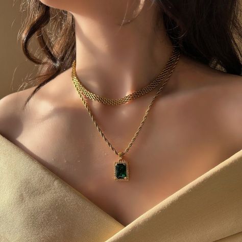 Valentines Gifts For Girlfriend, Fancy Jewelry Necklace, Pretty Jewelry Necklaces, Gifts For Girlfriend, Jewelry Accessories Ideas, Gold Fashion Necklace, Emerald Pendant, Classy Jewelry, Fancy Jewellery