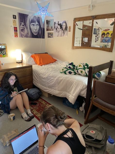 School Dormitory Room Design, Dorm Hallway Aesthetic, Scandinavian Dorm Room, Cornell Dorm Room, Alt College Dorm, Cornell University Dorm, William And Mary Dorm, Summer Dorm Room, Uk University Room