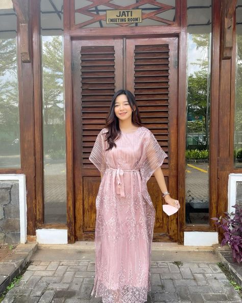 Model Baju Bridesmaid, Model Dress Batik, Brukat Dress, Model Dress Kebaya, Kondangan Outfit, Gaun Dress, Chic Prom Dresses, Outfit Kondangan, Dress Kondangan