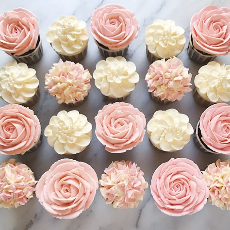 Floral Design Cupcakes, Mini Cupcakes Decorating Wedding, Mini Cupcakes With Flowers, Cute Floral Cupcakes, Floral Cupcake Ideas Easy, Floral Themed Cupcakes, Bridal Shower Flower Cupcakes, Floral Cupcake Designs, Wildflower Themed Cupcakes