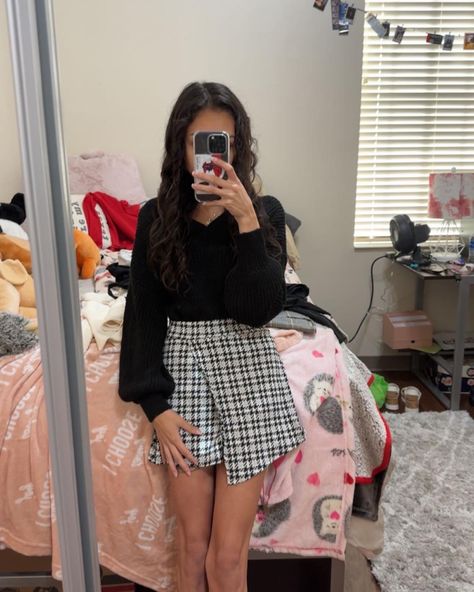 White Checkered Skirt Outfit, Black And White Checkered Skirt Outfit, Checkered Skirt Outfit, Shoulder Tops Outfit, Off The Shoulder Top Outfit, Skort Outfit, Black And White Outfit, White Skort, Tøp Aesthetic