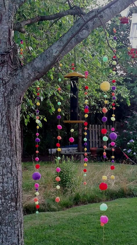 Outdoor Festival Decorations, Outdoor Festival Decor, Festival Decorations Outdoor, Spring Festival Ideas, Outfit Festa, Tree Decorations Outdoor, Festival Garden Party, Pom Pom Party, Outside Party