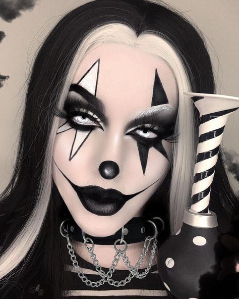 Katii Firecat on Instagram: “31 DAYS OF HALLOWEEN Day 4: Black & White Clown 🖤🤍💀 This look turned out so cute and y’all would not believe how hard it was to find this…” Halloween Makeup Hard, Maquillage Halloween Clown, Creepy Clown Makeup, Scary Clown Costume, Black And White Clown, Creative Halloween Makeup, Makeup Clown, Halloween Makeup Clown, Black And White Makeup