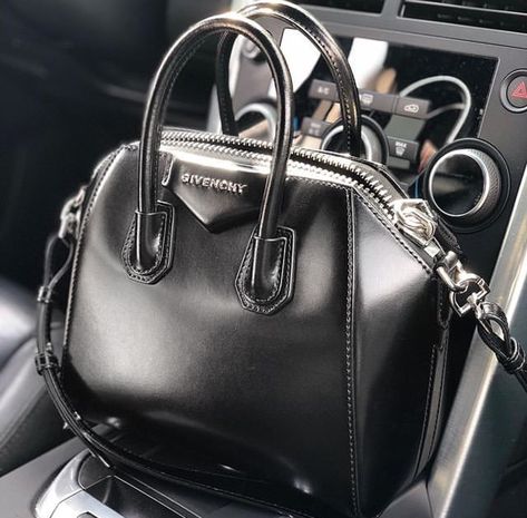 Givenchy Mini Antigona Outfit, Black Handbag Outfit, Small Bag Black, Antigona Mini, Givenchy Mini Antigona, Mini Antigona, Trapezoid Shape, Outfit 2020, Mini Outfit