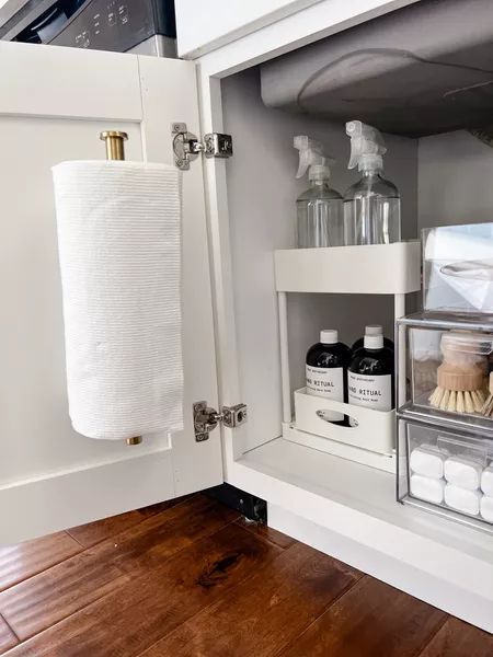 Hidden Kitchen Towel Holder, Paper Towel Under Sink, Aesthetic Paper Towel Holder, Paper Towel Bathroom Ideas, Under Sink Paper Towel Holder, Hidden Paper Towel Holder Ideas, Under Sink Towel Storage, Island Sink Organization, Hidden Paper Towel Holder