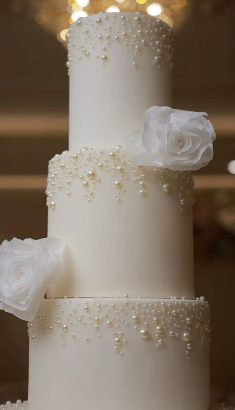 Clean Wedding Aesthetic, Wedding Cakes Modern Elegant, Pearl Wedding Cake, Elegant Wedding Cake Toppers, Bridgerton Theme, Wedding Cake Simple Elegant, Pearls And Flowers, Wedding Cake Art, Wedding Cake Pearls