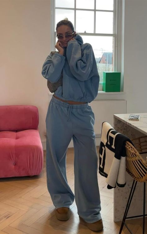 Go for all the cosy but chic vibes this season with these PrettyLittleThing washed blue metallic badge wide leg joggers, we're seriously obsessed. These joggers feature a washed blue material with a metallic badge detail and a wide leg design, how could you not be in love Team these blue joggers with the matching top, chunky trainers and your fave accessories for a look everyone will want.   Length approx 80cm/31.5 (Based on a sample size S)   Model wears size S   Model Height - 5ft 5 Wide Leg Sweatpants Outfit Fall, Matching Jogger Set Outfit, Blue Joggers Outfit Women, Wide Sweatpants Outfit, Navy Joggers Outfit, Jogger Set Outfits Women, Wide Leg Joggers Outfit, Blue Sweat Set, Joggers Aesthetic