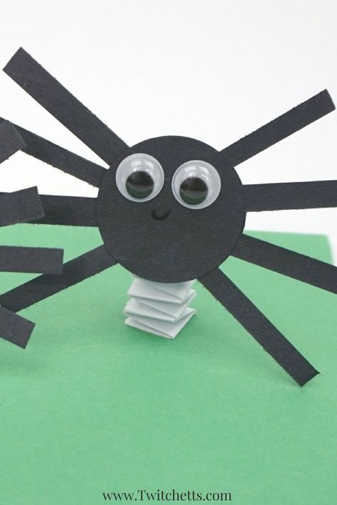 Bouncy construction paper spiders that use up some of your black construction paper. These are fun Halloween crafts for kids. Fun Halloween Crafts For Kids, Construction Paper Crafts For Kids, Childminding Ideas, Construction Paper Art, Spider Craft, Mindful Activities, Spiders Halloween, Construction Paper Crafts, Spider Crafts