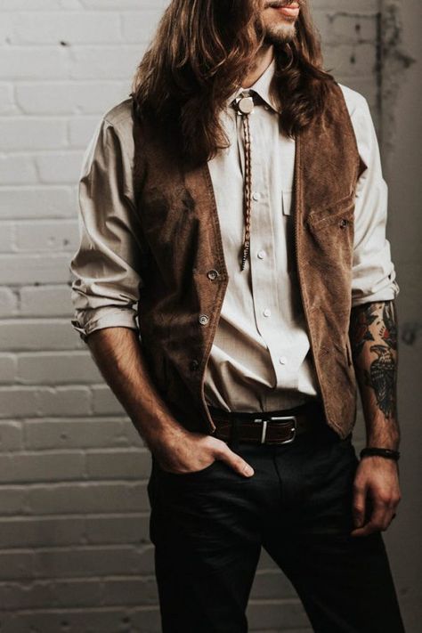 A suede vest and bolo tie are perfect for the boho desert groom | Image by Monique Serra Photography Southwestern Wedding Decor, Cowboy Outfit Men, Southwestern Wedding, Hipster Wedding, Boho Desert, Indie Wedding, Dress Code Wedding, Boho Men, Hippie Wedding