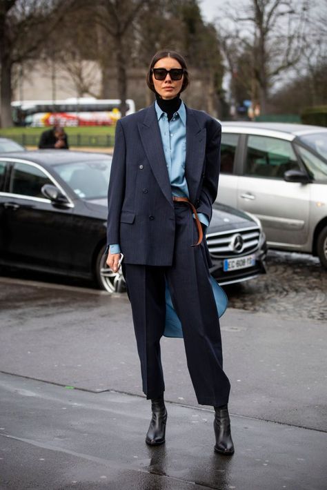 Blue Shirt Street Style, Grey And Blue Outfits For Women, Julie Pelipas Street Style, Grey And Black Outfits, Paris Fashion Winter, Suit With Boots, Blue Suit Women, Suit And Boots, Julie Pelipas