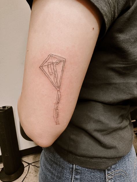 Mary Poppins broken kite fine line tattoo Marry Poppins Tattoos, Mary Poppins Kite, Mary Poppins Tattoo, Kite Tattoo, Katie White, Kite Designs, Mommy Tattoos, Fine Line Tattoo, Tiny Tattoo