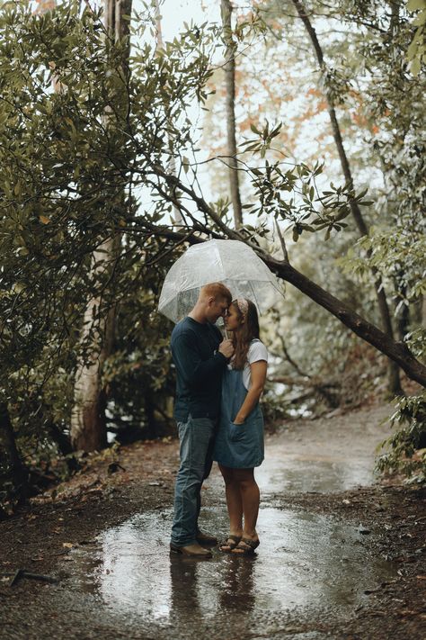 Pictures Of Couples In The Rain, Raining Engagement Photos, Engagement Pictures In The Rain, Rain Couples Photoshoot, Couple Pictures In The Rain, Umbrella Engagement Pictures, Rainy Day Engagement Photos, Engagement Photos Rain, Couple Rain Photoshoot