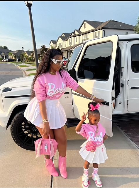 Mommy Daughter Photography, Mommy Daughter Photoshoot, Mommy Daughter Pictures, Mom Daughter Outfits, Mommy Daughter Outfits, Mom And Daughter Matching, Moms Goals, Mommy Goals, Motherhood Photography