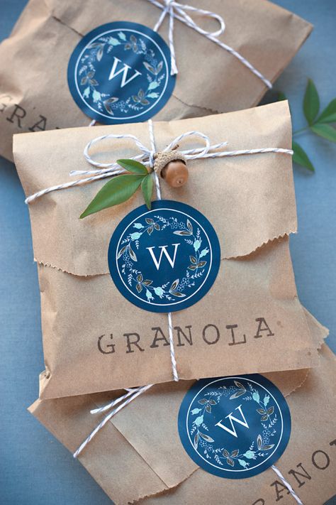 DIY Packaging Ideas to Upgrade Your Handcrafted Products Ribbon Diy Gift Ideas, Granola Wedding, Goodies Wedding, Granola Gift, Diy Goodie Bags, Diy Granola, Wedding Favors Packaging, Săpunuri Handmade, Presente Diy