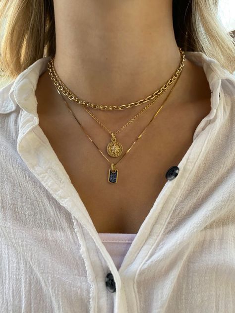 Stacked Chains Layered Necklace, Jewelry Layering Aesthetic, Gold Layered Necklace Aesthetic, Necklace Stacking Ideas, Layered Gold Necklaces Aesthetic, Stacked Jewelry Necklaces, Layered Jewelry Aesthetic, Necklace Stacking Gold, Gold Necklaces Aesthetic